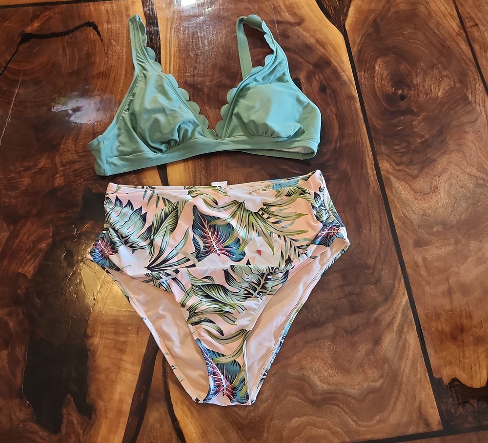 Cupshe Green and Leaf Print Bikini Set